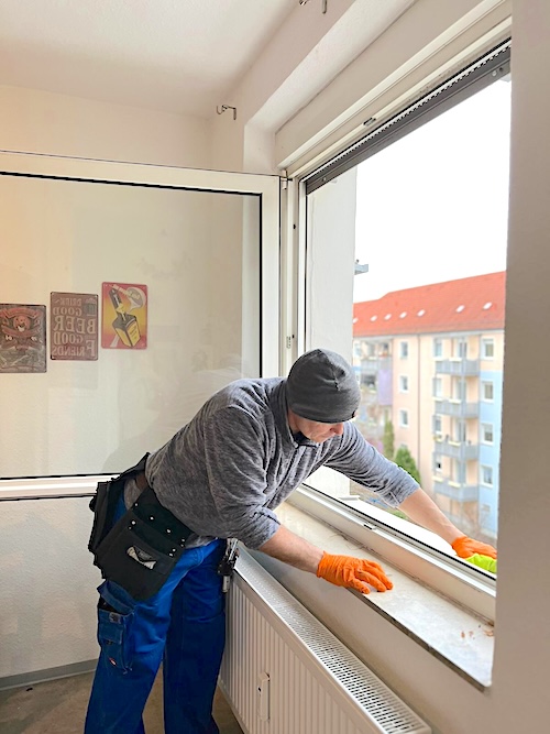 fensterputzer-abwischt-fensterbretter-mit-microfasertuch