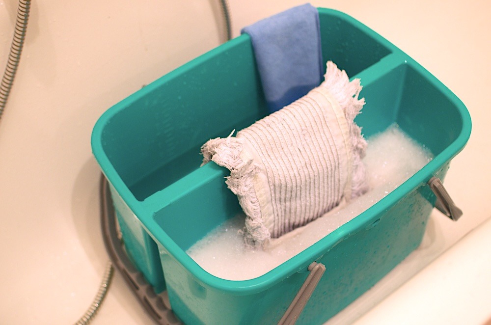 Doppelkuebel-fuer-Fensterreinigung-–-Frisch-und-Schmutzwasser.