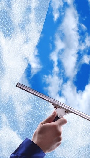 Ein-Fensterreiniger-Wischer-mit-einem-wolkigen-Himme